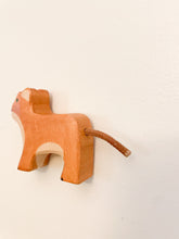 Lade das Bild in den Galerie-Viewer, Lion Toy