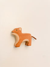 Lade das Bild in den Galerie-Viewer, Lion Toy
