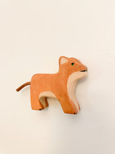 Lade das Bild in den Galerie-Viewer, Lion Toy