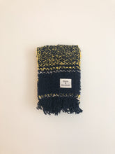 Lade das Bild in den Galerie-Viewer, Woven Scarf