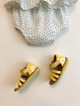 Lade das Bild in den Galerie-Viewer, Flower Sandals