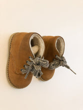 Carica l'immagine nel visualizzatore di Gallery, Sherpa & Leather Boots