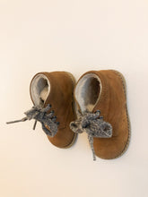 Carica l'immagine nel visualizzatore di Gallery, Sherpa & Leather Boots