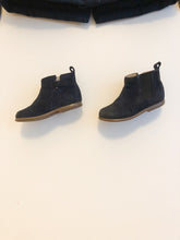 Lade das Bild in den Galerie-Viewer, Suede Ankle Boots