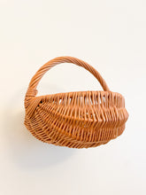 Carica l'immagine nel visualizzatore di Gallery, Hand-Woven Wicker Basket
