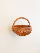 Carica l'immagine nel visualizzatore di Gallery, Hand-Woven Wicker Basket