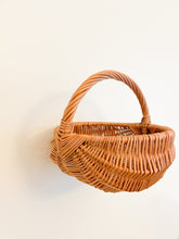 Carica l'immagine nel visualizzatore di Gallery, Hand-Woven Wicker Basket
