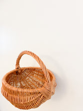Carica l'immagine nel visualizzatore di Gallery, Hand-Woven Wicker Basket
