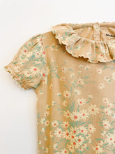 Carregar imagem no visualizador da galeria, Floral T-Shirt

