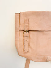 Carregar imagem no visualizador da galeria, Leather Backpack
