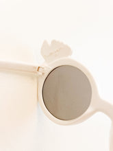 Indlæs billede til gallerivisning Vintage Sunglasses
